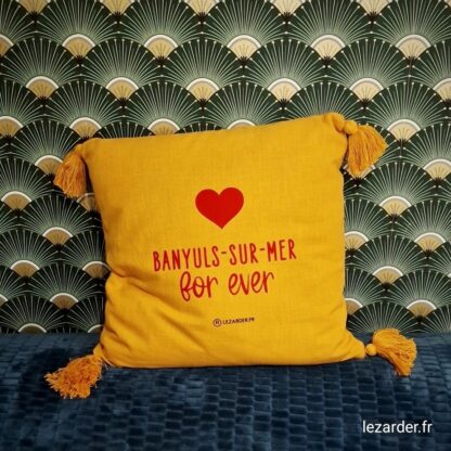 Coussin 45x45cm Banyuls-sur-mer for ever rouge sur textile jaune avec ponpons