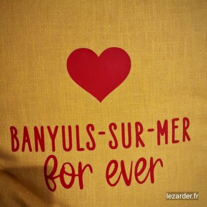 Coussin 45x45cm Banyuls-sur-mer for ever rouge sur textile jaune avec ponpons – Image 2